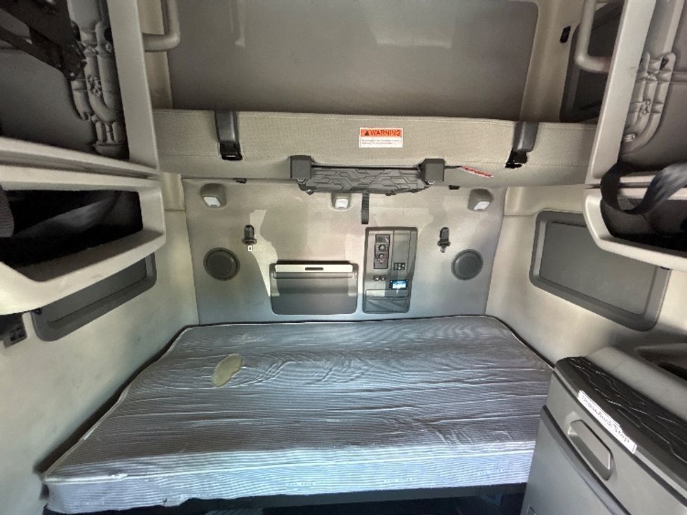 Sleeper Tractor-Heavy Duty Tractors-Volvo-2022-VNL64760-Atlanta (Forest Park)-GA-564,944\n\t\tmiles-$ 71,000 - Image 16