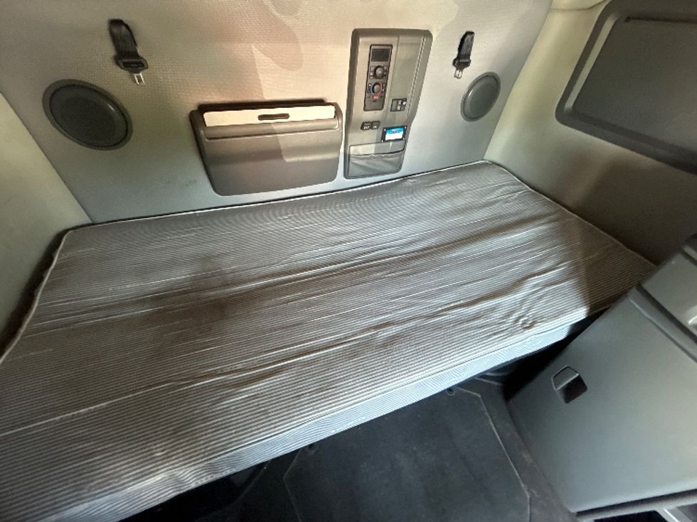 Sleeper Tractor-Heavy Duty Tractors-Volvo-2022-VNL64760-Atlanta (Forest Park)-GA-564,944\n\t\tmiles-$ 71,000 - Image 17