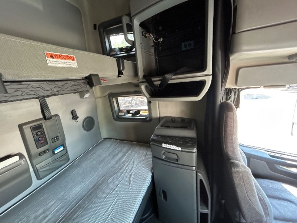 Sleeper Tractor-Heavy Duty Tractors-Volvo-2022-VNL64760-Atlanta (Forest Park)-GA-564,944\n\t\tmiles-$ 71,000 - Image 18