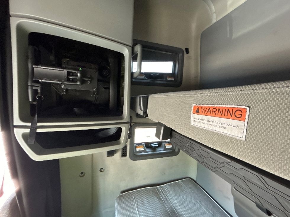 Sleeper Tractor-Heavy Duty Tractors-Volvo-2022-VNL64760-Atlanta (Forest Park)-GA-564,944\n\t\tmiles-$ 71,000 - Image 19