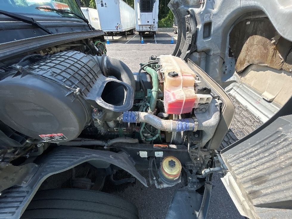 Sleeper Tractor-Heavy Duty Tractors-Volvo-2022-VNL64760-Atlanta (Forest Park)-GA-564,944\n\t\tmiles-$ 71,000 - Image 20