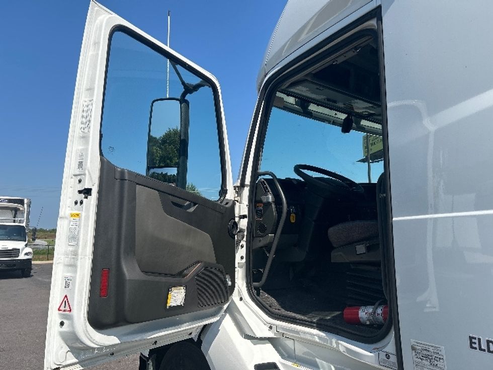 Sleeper Tractor-Heavy Duty Tractors-Volvo-2022-VNL64760-Atlanta (Forest Park)-GA-564,944\n\t\tmiles-$ 71,000 - Image 9