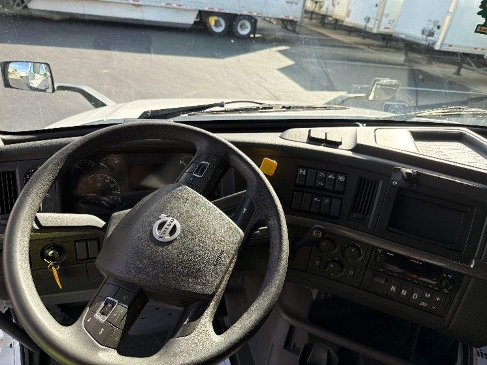 Sleeper Tractor-Heavy Duty Tractors-Volvo-2022-VNL64760-Atlanta-GA-470,930\n\t\tmiles-$ 77,750 - Image 11