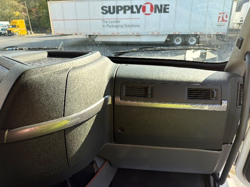 Sleeper Tractor-Heavy Duty Tractors-Volvo-2022-VNL64760-Atlanta-GA-470,930\n\t\tmiles-$ 77,750 - Image 14