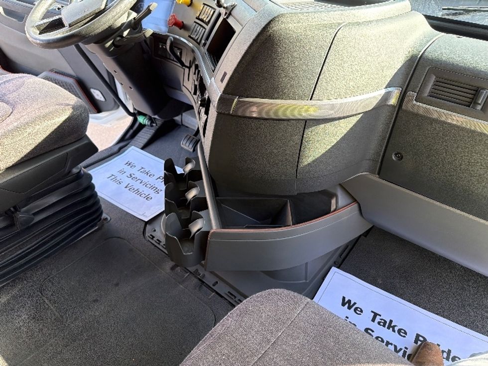 Sleeper Tractor-Heavy Duty Tractors-Volvo-2022-VNL64760-Atlanta-GA-470,930\n\t\tmiles-$ 77,750 - Image 15