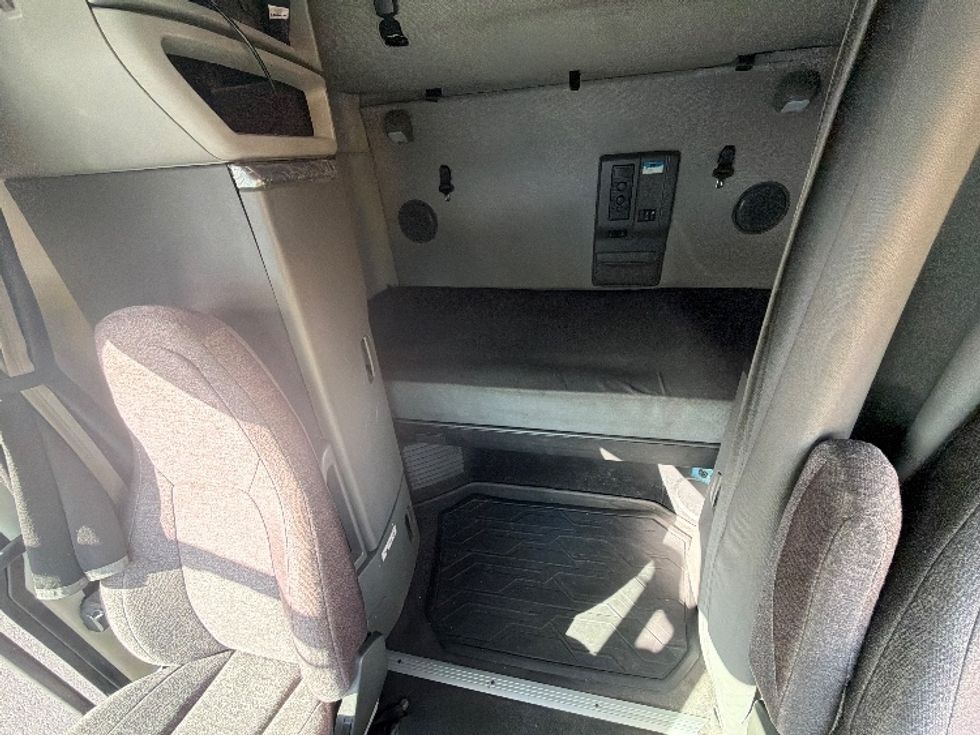 Sleeper Tractor-Heavy Duty Tractors-Volvo-2022-VNL64760-Atlanta-GA-470,930\n\t\tmiles-$ 77,750 - Image 16