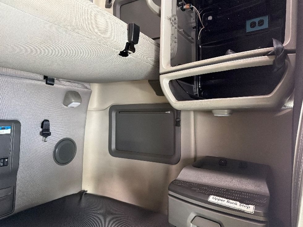 Sleeper Tractor-Heavy Duty Tractors-Volvo-2022-VNL64760-Atlanta-GA-470,930\n\t\tmiles-$ 77,750 - Image 17