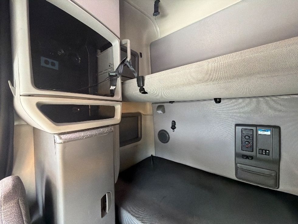 Sleeper Tractor-Heavy Duty Tractors-Volvo-2022-VNL64760-Atlanta-GA-470,930\n\t\tmiles-$ 77,750 - Image 18