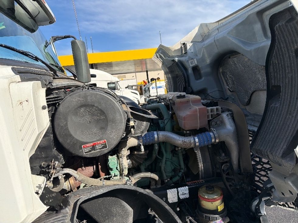 Sleeper Tractor-Heavy Duty Tractors-Volvo-2022-VNL64760-Atlanta-GA-470,930\n\t\tmiles-$ 77,750 - Image 19