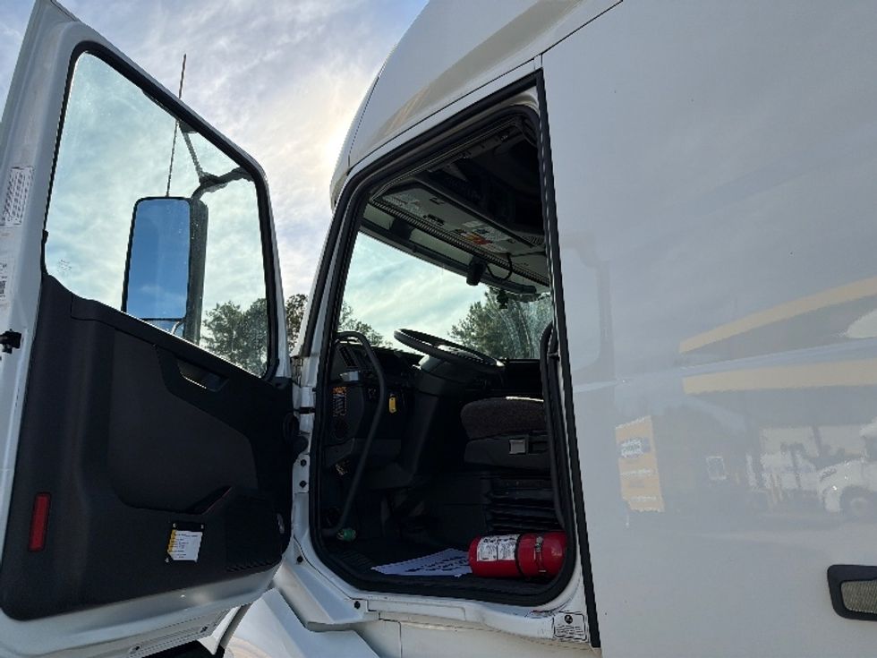 Sleeper Tractor-Heavy Duty Tractors-Volvo-2022-VNL64760-Atlanta-GA-470,930\n\t\tmiles-$ 77,750 - Image 9
