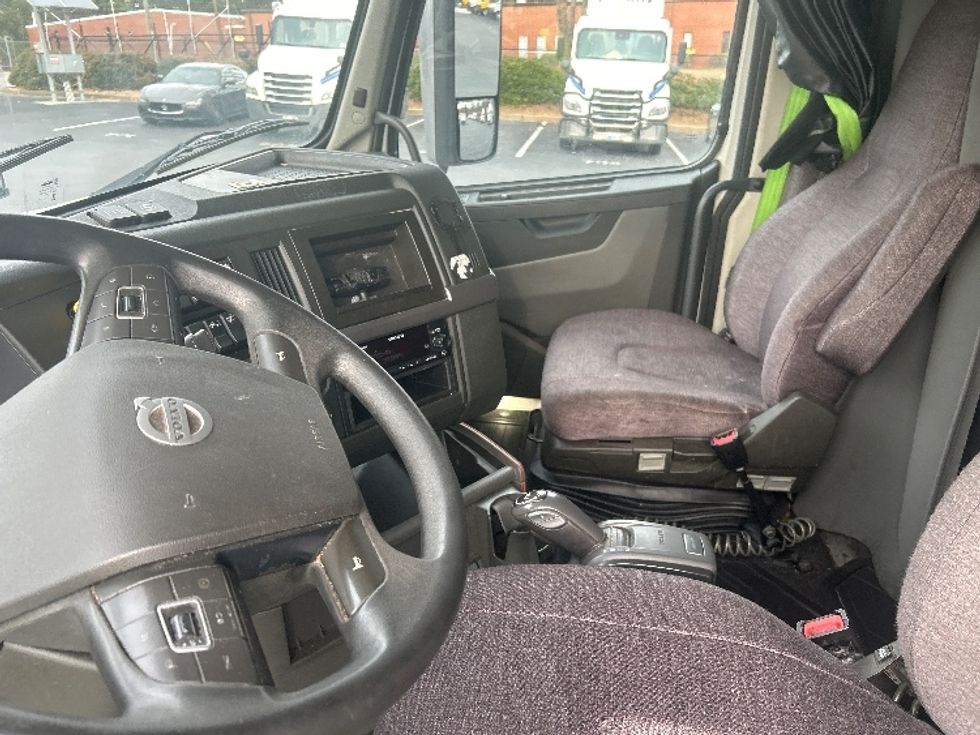 Sleeper Tractor-Heavy Duty Tractors-Volvo-2022-VNL64760-Atlanta-GA-630,504\n\t\tmiles-$ 60,500 - Image 10