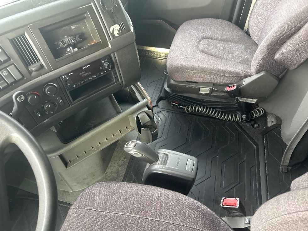 Sleeper Tractor-Heavy Duty Tractors-Volvo-2022-VNL64760-Atlanta-GA-630,504\n\t\tmiles-$ 60,500 - Image 12