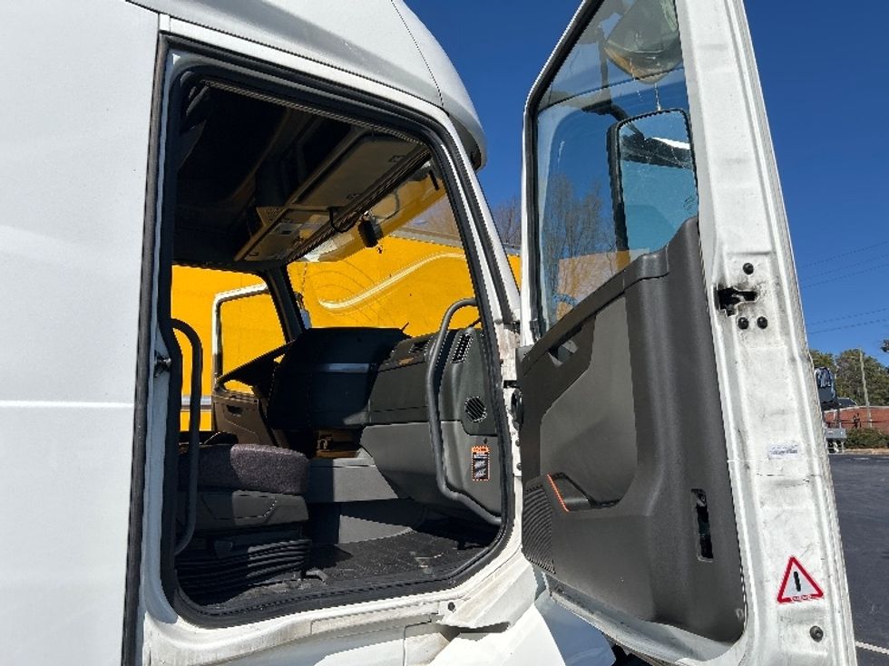 Sleeper Tractor-Heavy Duty Tractors-Volvo-2022-VNL64760-Atlanta-GA-630,504\n\t\tmiles-$ 60,500 - Image 13