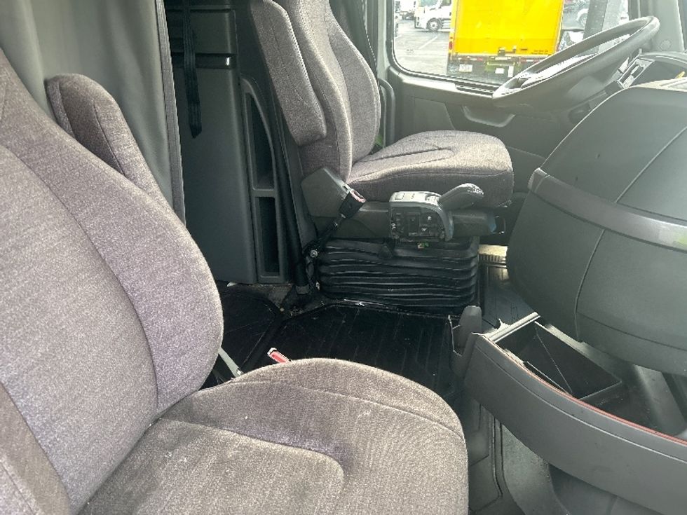 Sleeper Tractor-Heavy Duty Tractors-Volvo-2022-VNL64760-Atlanta-GA-630,504\n\t\tmiles-$ 60,500 - Image 15