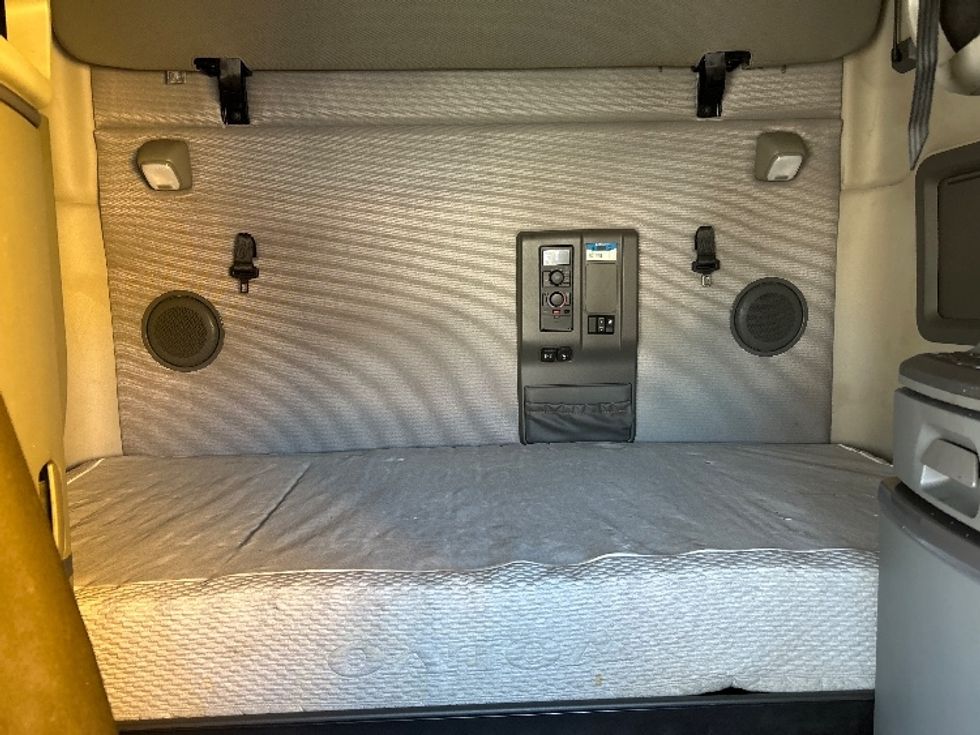 Sleeper Tractor-Heavy Duty Tractors-Volvo-2022-VNL64760-Atlanta-GA-630,504\n\t\tmiles-$ 60,500 - Image 16