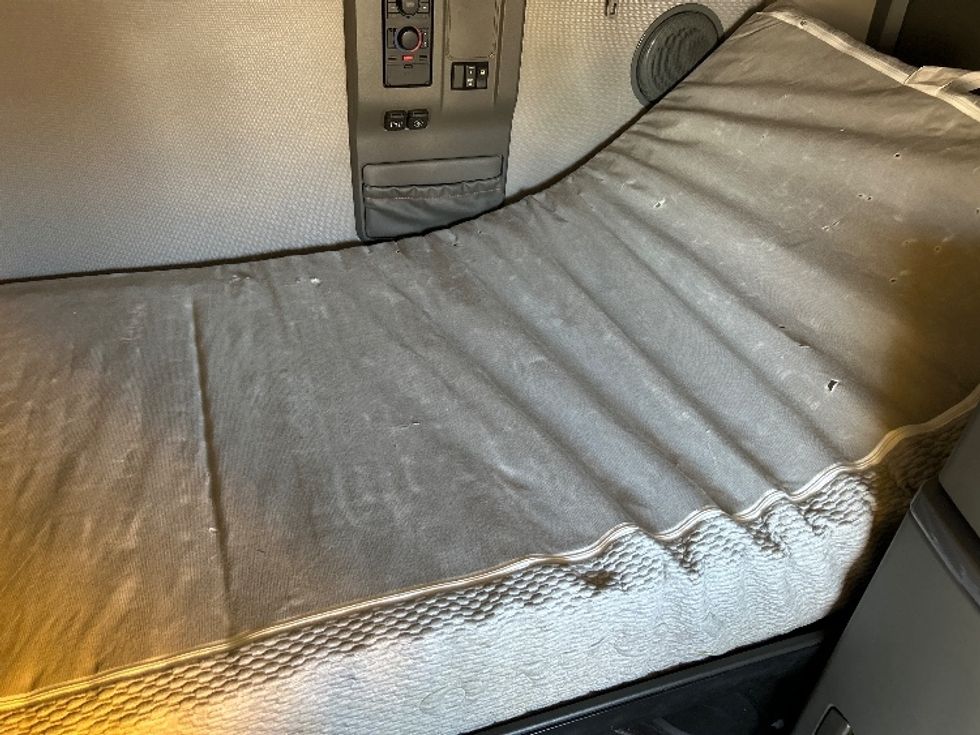 Sleeper Tractor-Heavy Duty Tractors-Volvo-2022-VNL64760-Atlanta-GA-630,504\n\t\tmiles-$ 60,500 - Image 17