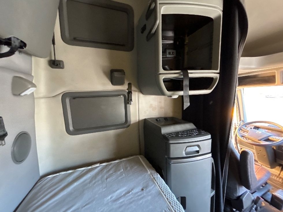 Sleeper Tractor-Heavy Duty Tractors-Volvo-2022-VNL64760-Atlanta-GA-630,504\n\t\tmiles-$ 60,500 - Image 18