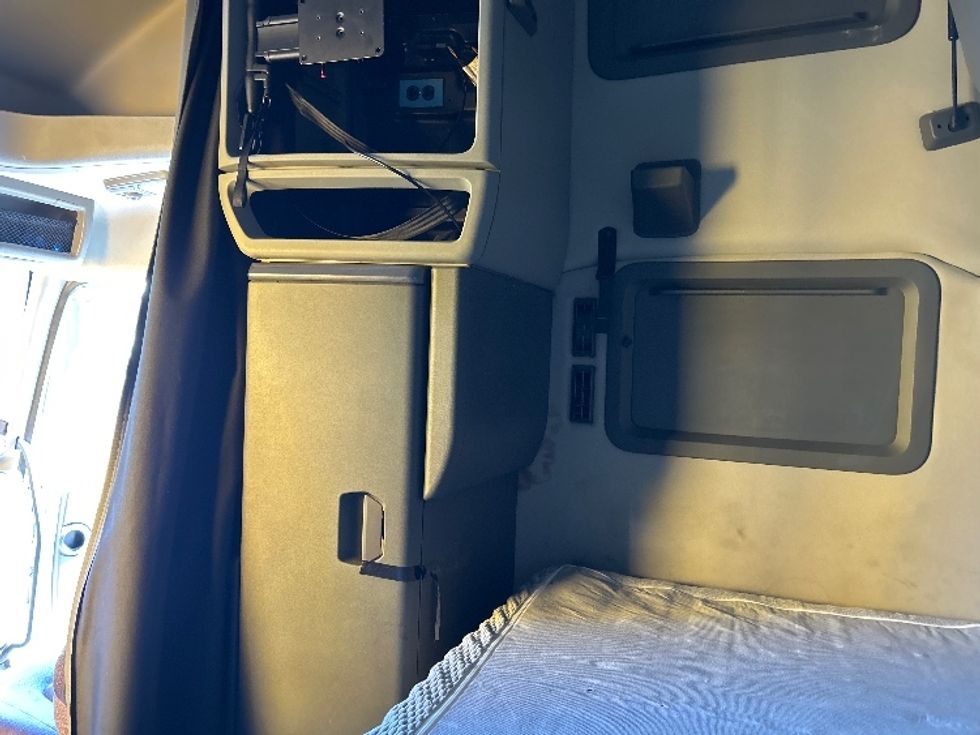 Sleeper Tractor-Heavy Duty Tractors-Volvo-2022-VNL64760-Atlanta-GA-630,504\n\t\tmiles-$ 60,500 - Image 19