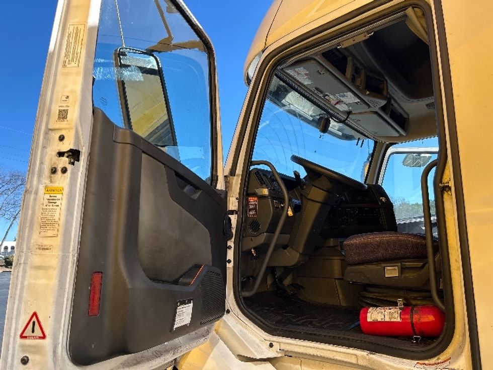 Sleeper Tractor-Heavy Duty Tractors-Volvo-2022-VNL64760-Atlanta-GA-630,504\n\t\tmiles-$ 60,500 - Image 9