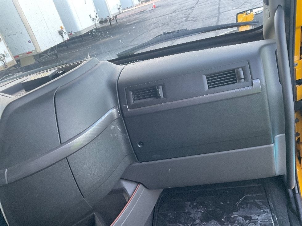 Sleeper Tractor-Heavy Duty Tractors-Volvo-2022-VNL64760-Aurora-CO-396,255\n\t\tmiles-$ 85,000 - Image 14