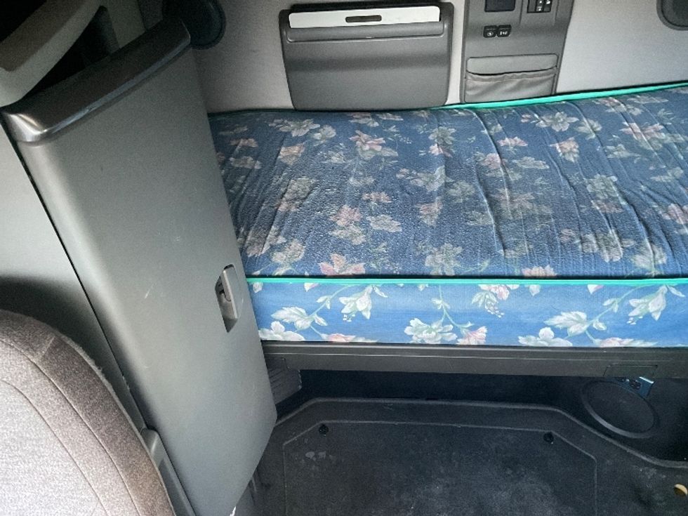 Sleeper Tractor-Heavy Duty Tractors-Volvo-2022-VNL64760-Aurora-CO-396,255\n\t\tmiles-$ 85,000 - Image 16