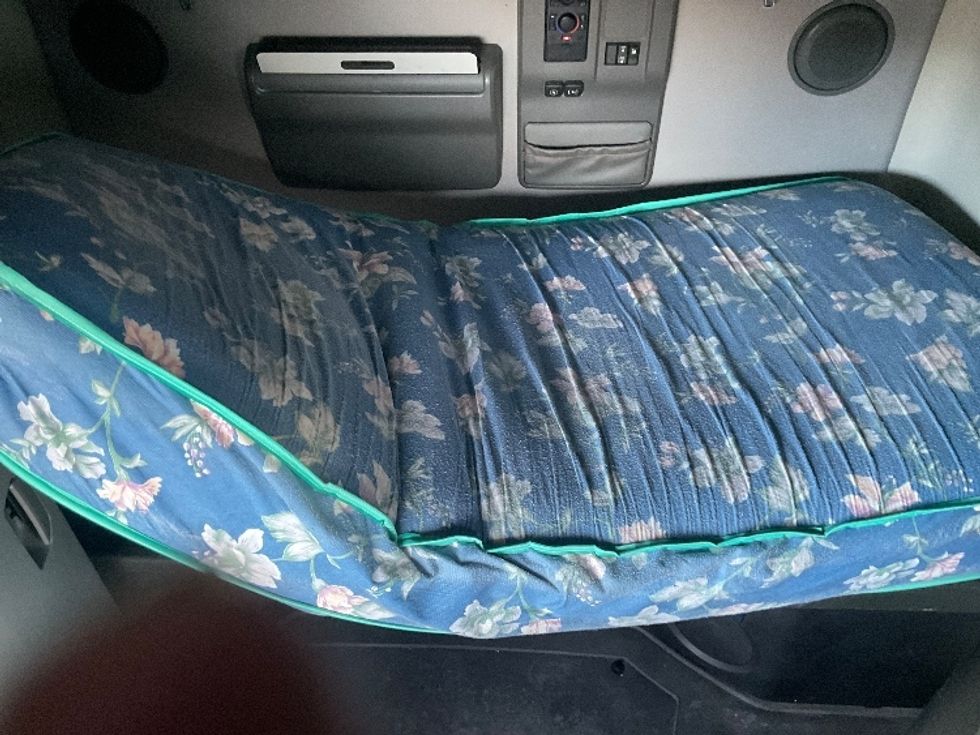 Sleeper Tractor-Heavy Duty Tractors-Volvo-2022-VNL64760-Aurora-CO-396,255\n\t\tmiles-$ 85,000 - Image 17