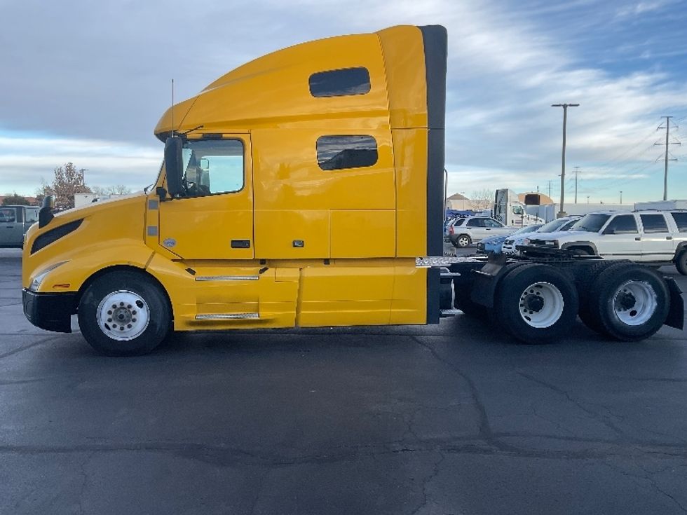 Sleeper Tractor-Heavy Duty Tractors-Volvo-2022-VNL64760-Aurora-CO-396,255\n\t\tmiles-$ 85,000 - Image 4