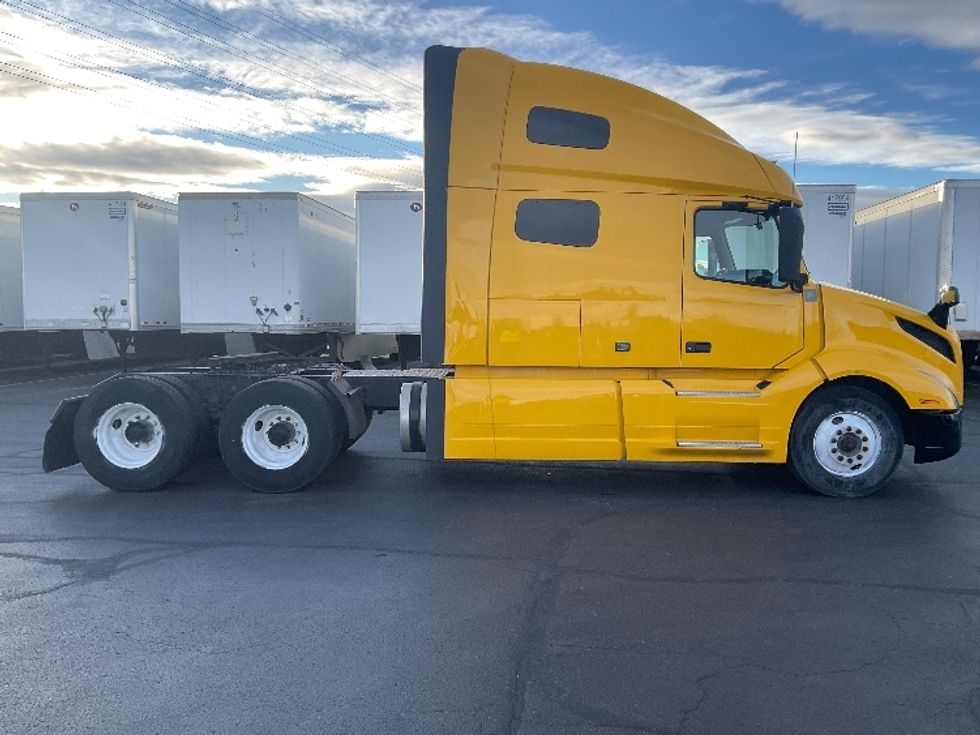 Sleeper Tractor-Heavy Duty Tractors-Volvo-2022-VNL64760-Aurora-CO-396,255\n\t\tmiles-$ 85,000 - Image 8