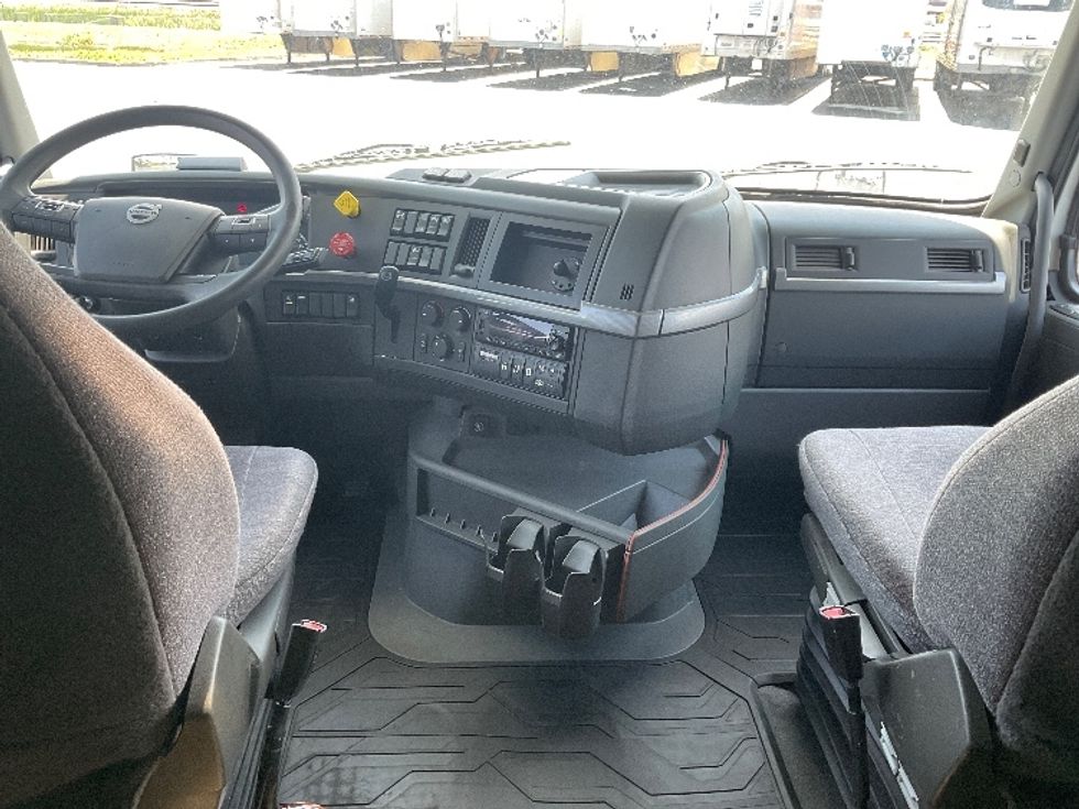 Sleeper Tractor-Heavy Duty Tractors-Volvo-2022-VNL64760-Aurora-CO-450,073\n\t\tmiles-$ 89,250 - Image 12