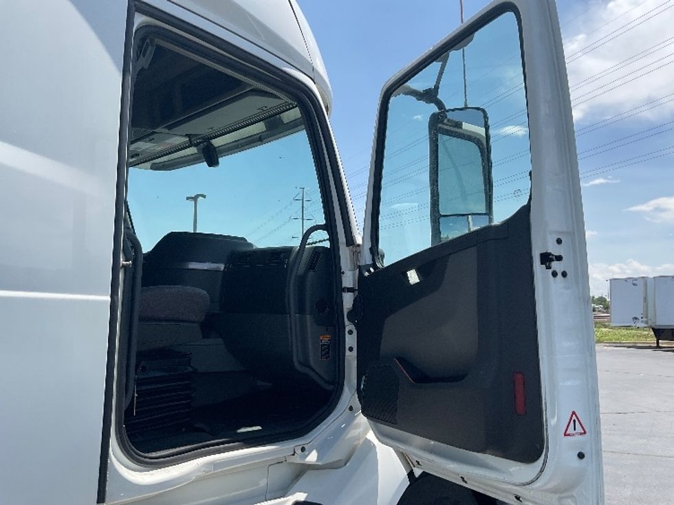 Sleeper Tractor-Heavy Duty Tractors-Volvo-2022-VNL64760-Aurora-CO-450,073\n\t\tmiles-$ 89,250 - Image 13