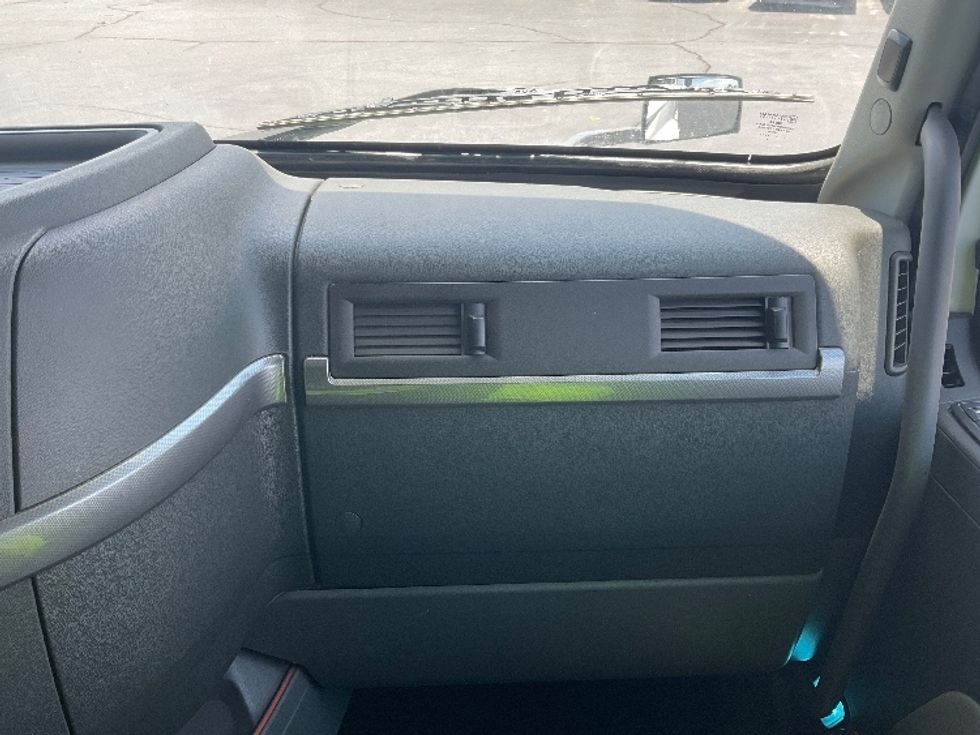 Sleeper Tractor-Heavy Duty Tractors-Volvo-2022-VNL64760-Aurora-CO-450,073\n\t\tmiles-$ 89,250 - Image 14