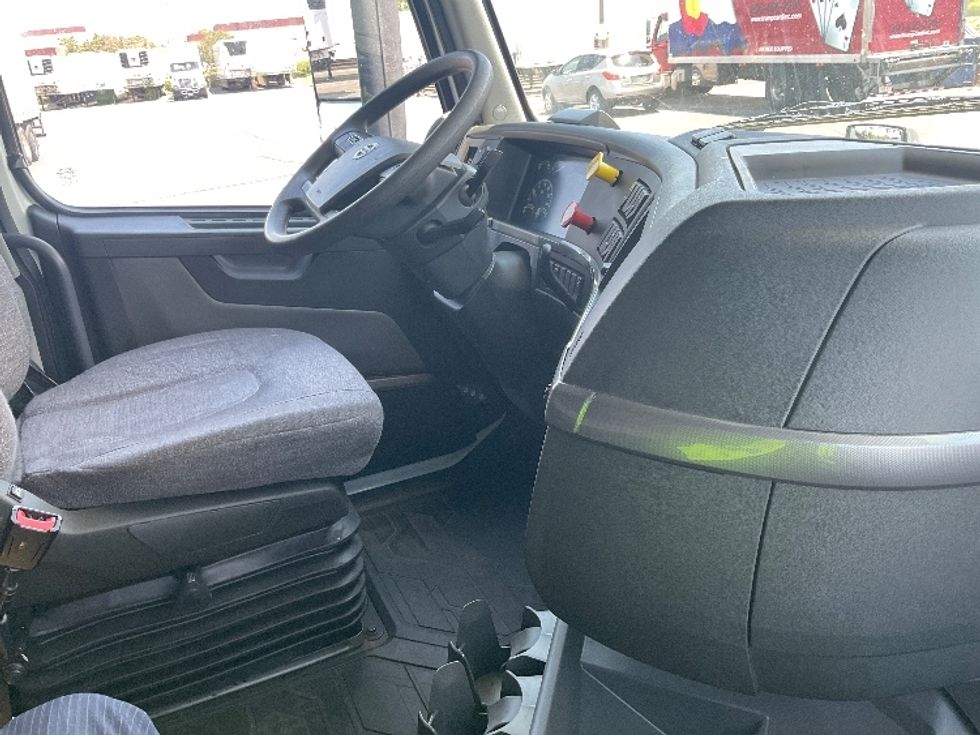 Sleeper Tractor-Heavy Duty Tractors-Volvo-2022-VNL64760-Aurora-CO-450,073\n\t\tmiles-$ 89,250 - Image 15