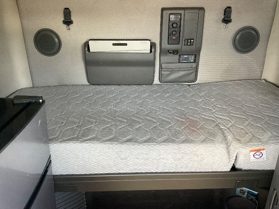 Sleeper Tractor-Heavy Duty Tractors-Volvo-2022-VNL64760-Aurora-CO-450,073\n\t\tmiles-$ 89,250 - Image 16