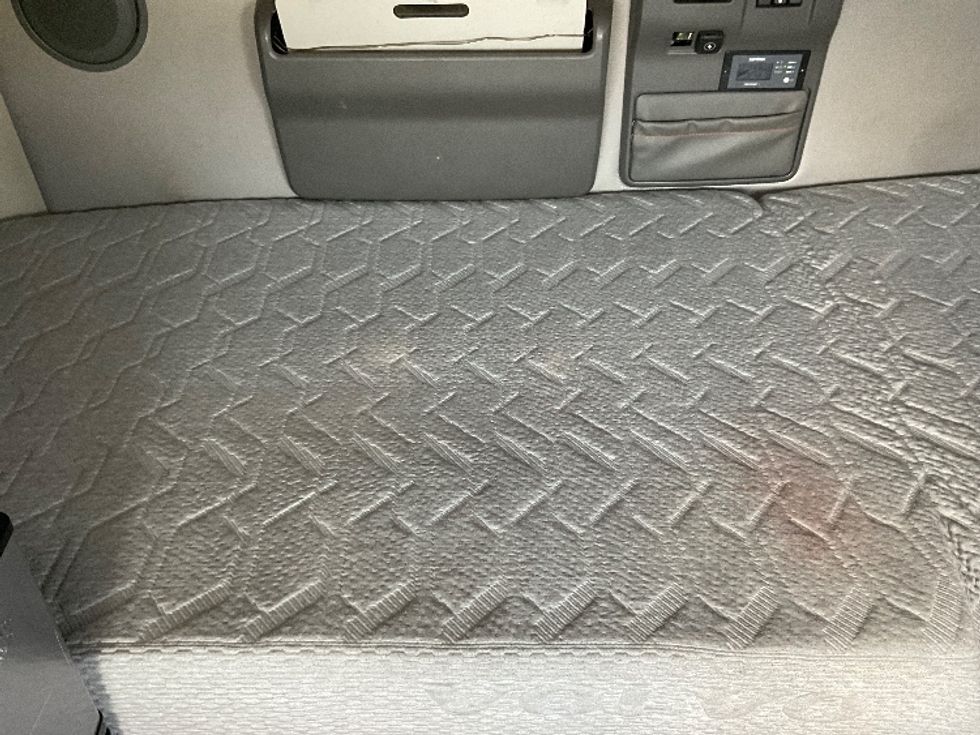 Sleeper Tractor-Heavy Duty Tractors-Volvo-2022-VNL64760-Aurora-CO-450,073\n\t\tmiles-$ 89,250 - Image 17