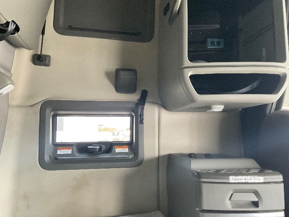 Sleeper Tractor-Heavy Duty Tractors-Volvo-2022-VNL64760-Aurora-CO-450,073\n\t\tmiles-$ 89,250 - Image 18