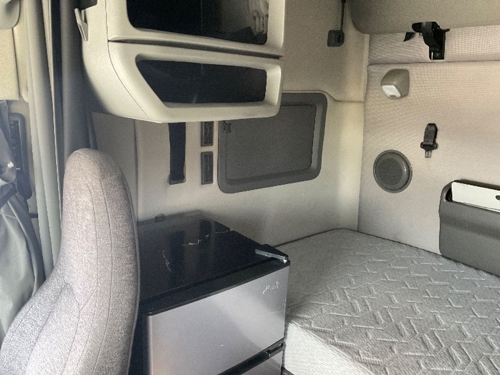 Sleeper Tractor-Heavy Duty Tractors-Volvo-2022-VNL64760-Aurora-CO-450,073\n\t\tmiles-$ 89,250 - Image 19