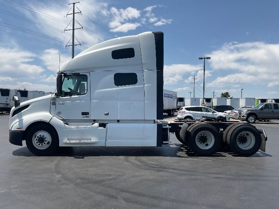 Sleeper Tractor-Heavy Duty Tractors-Volvo-2022-VNL64760-Aurora-CO-450,073\n\t\tmiles-$ 89,250 - Image 4