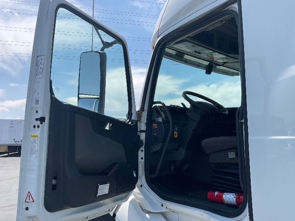 Sleeper Tractor-Heavy Duty Tractors-Volvo-2022-VNL64760-Aurora-CO-450,073\n\t\tmiles-$ 89,250 - Image 9