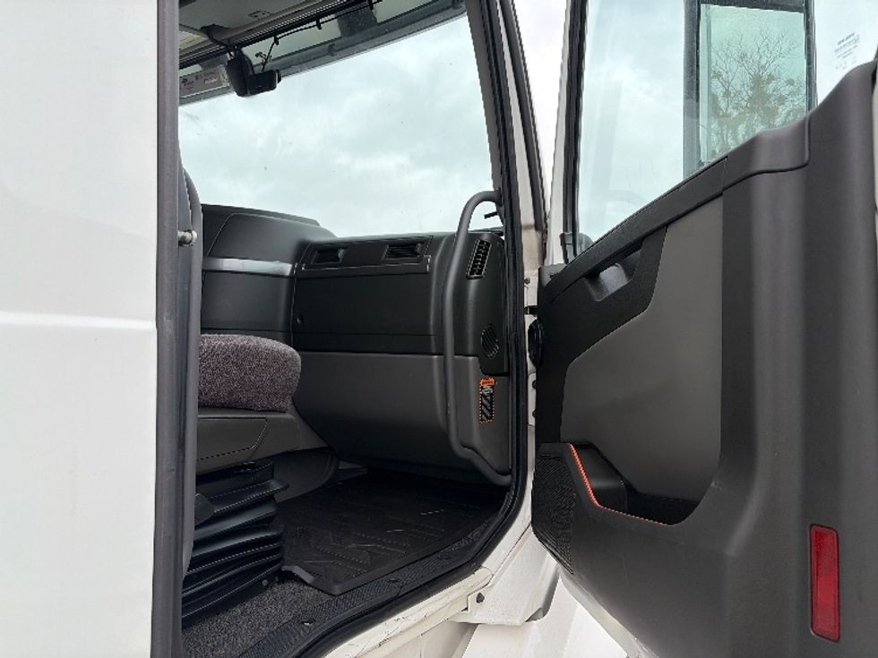 Sleeper Tractor-Heavy Duty Tractors-Volvo-2022-VNL64760-Austin-TX-450,766\n\t\tmiles-$ 78,250 - Image 12