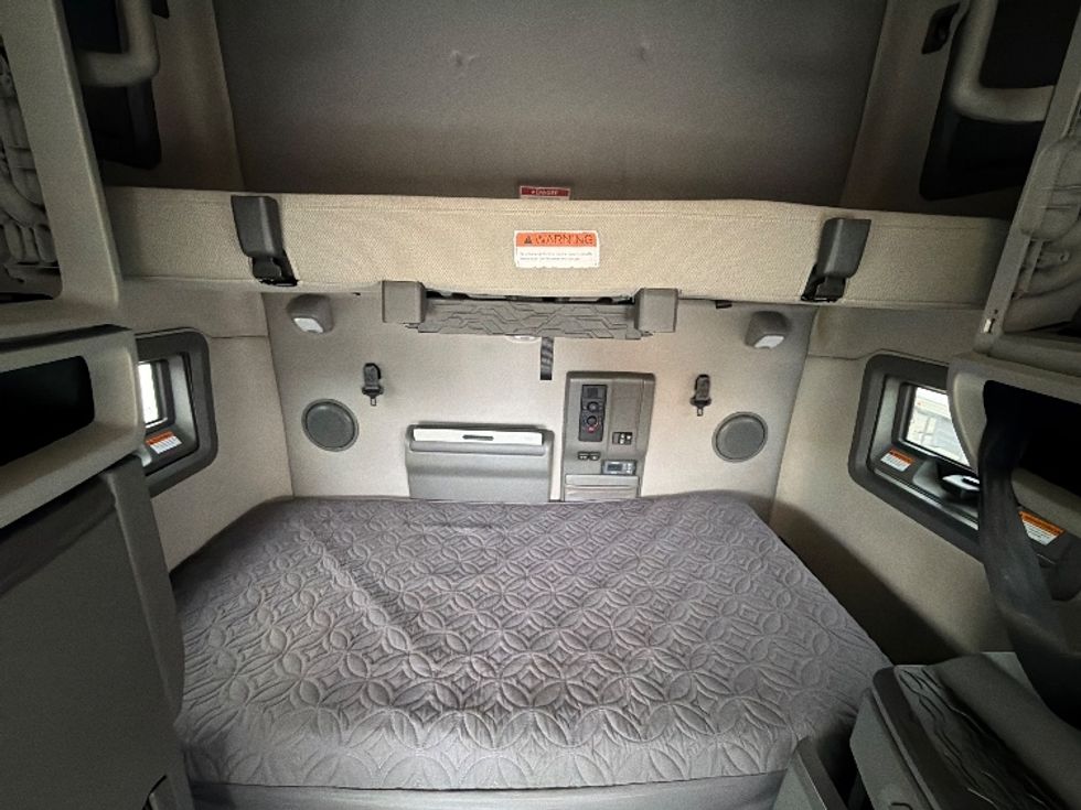 Sleeper Tractor-Heavy Duty Tractors-Volvo-2022-VNL64760-Austin-TX-450,766\n\t\tmiles-$ 78,250 - Image 15