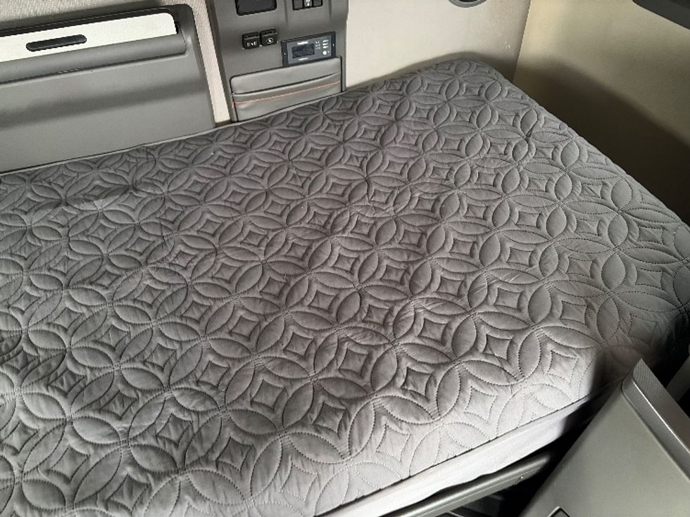 Sleeper Tractor-Heavy Duty Tractors-Volvo-2022-VNL64760-Austin-TX-450,766\n\t\tmiles-$ 78,250 - Image 16