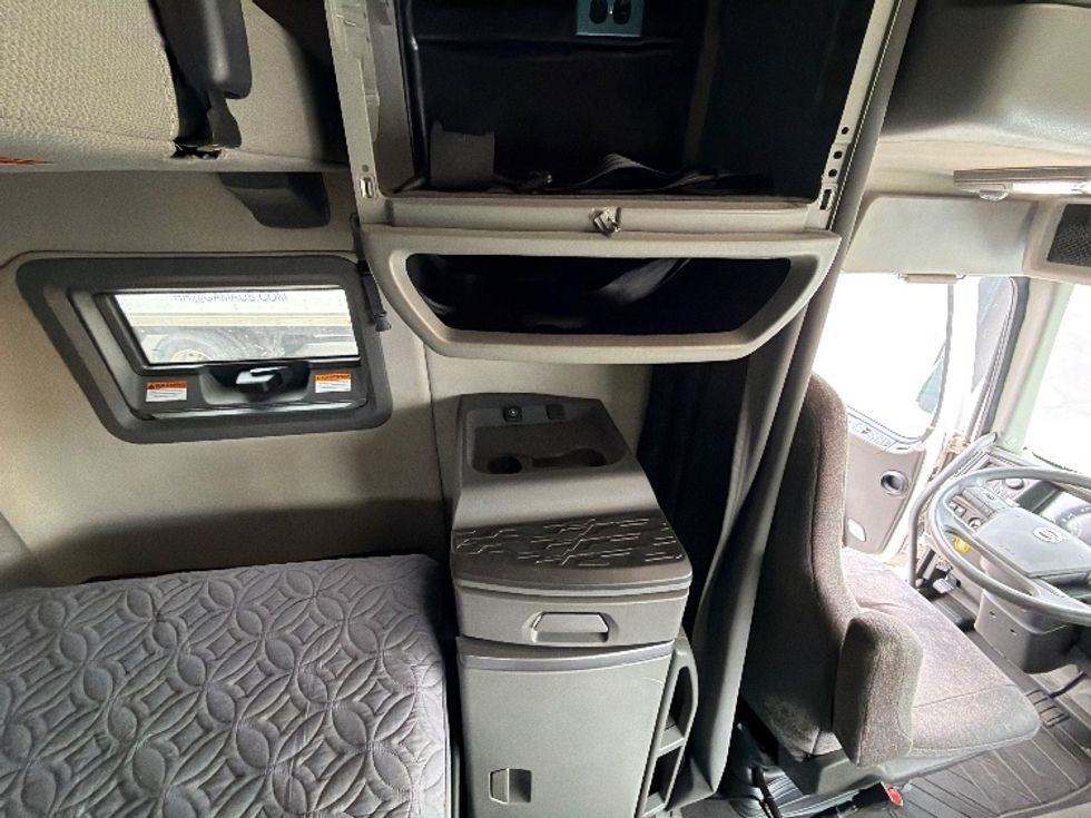 Sleeper Tractor-Heavy Duty Tractors-Volvo-2022-VNL64760-Austin-TX-450,766\n\t\tmiles-$ 78,250 - Image 17