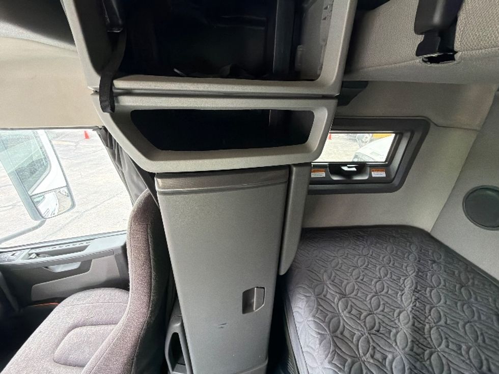 Sleeper Tractor-Heavy Duty Tractors-Volvo-2022-VNL64760-Austin-TX-450,766\n\t\tmiles-$ 78,250 - Image 18