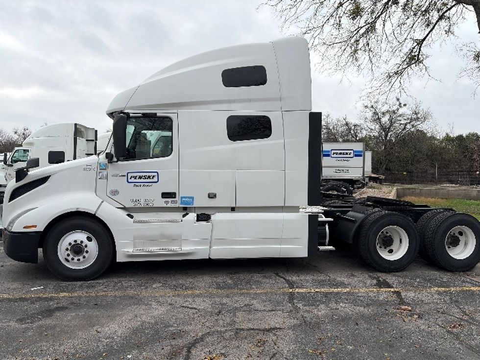 Sleeper Tractor-Heavy Duty Tractors-Volvo-2022-VNL64760-Austin-TX-450,766\n\t\tmiles-$ 78,250 - Image 3
