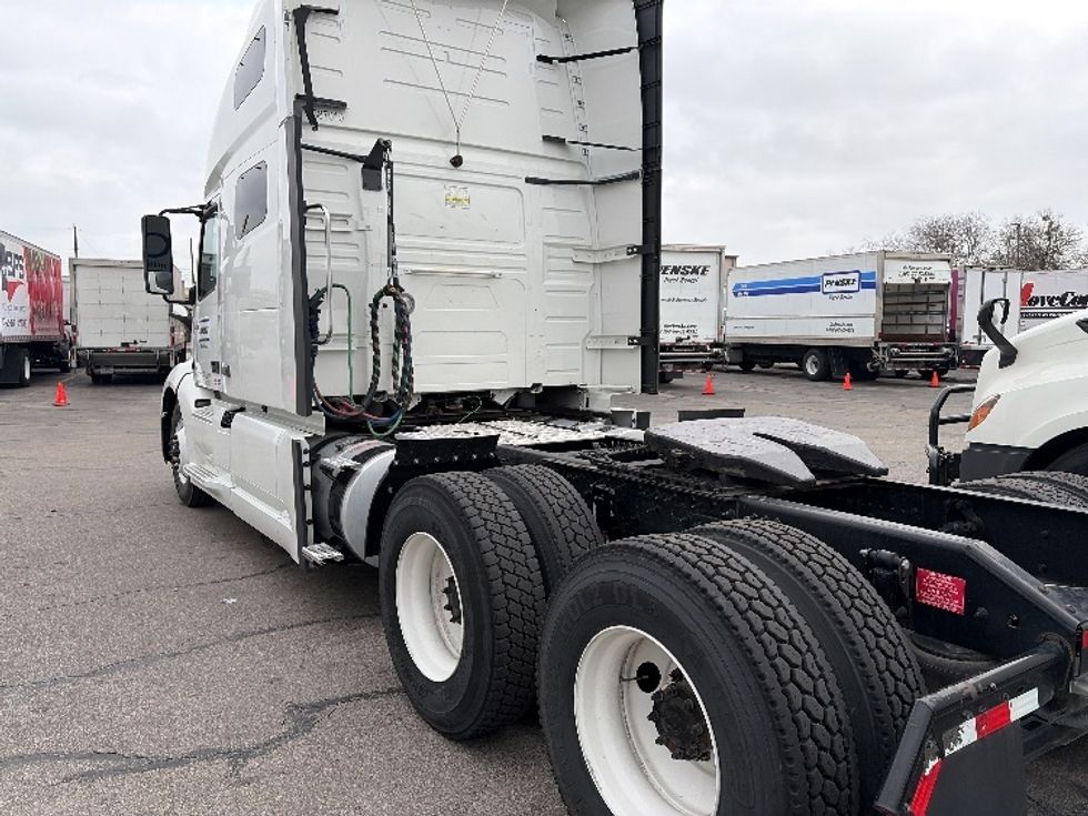 Sleeper Tractor-Heavy Duty Tractors-Volvo-2022-VNL64760-Austin-TX-450,766\n\t\tmiles-$ 78,250 - Image 4