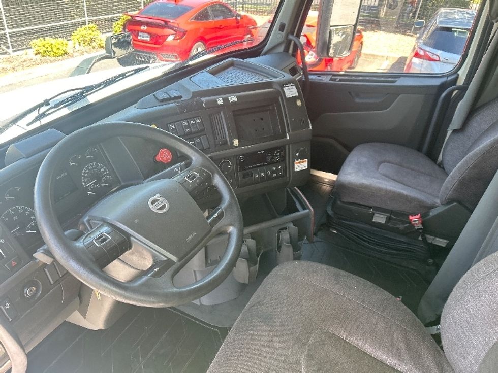 Sleeper Tractor-Heavy Duty Tractors-Volvo-2022-VNL64760-Bakersfield-CA-537,328\n\t\tmiles-$ 80,250 - Image 10