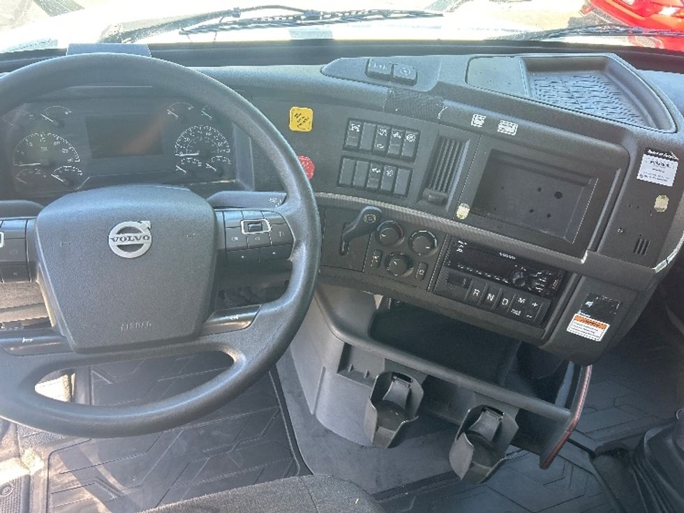 Sleeper Tractor-Heavy Duty Tractors-Volvo-2022-VNL64760-Bakersfield-CA-537,328\n\t\tmiles-$ 80,250 - Image 11