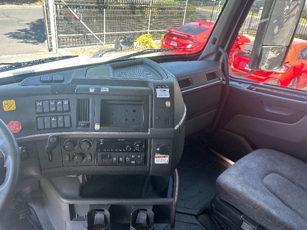 Sleeper Tractor-Heavy Duty Tractors-Volvo-2022-VNL64760-Bakersfield-CA-537,328\n\t\tmiles-$ 80,250 - Image 12