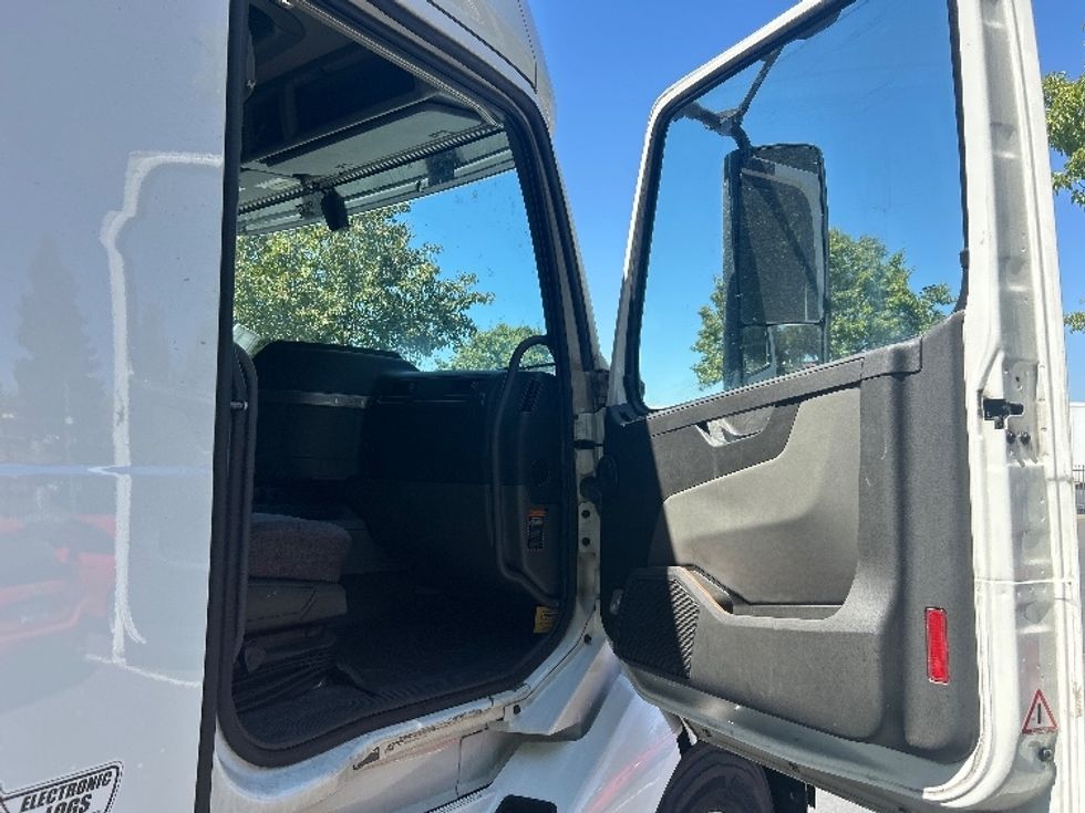 Sleeper Tractor-Heavy Duty Tractors-Volvo-2022-VNL64760-Bakersfield-CA-537,328\n\t\tmiles-$ 80,250 - Image 13