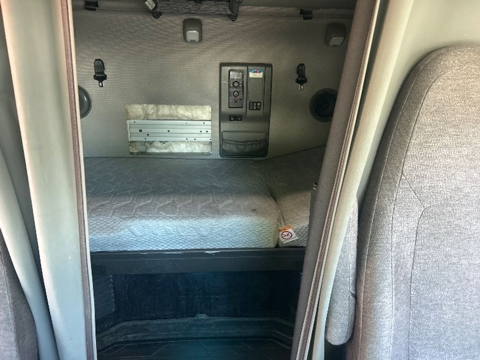 Sleeper Tractor-Heavy Duty Tractors-Volvo-2022-VNL64760-Bakersfield-CA-537,328\n\t\tmiles-$ 80,250 - Image 16